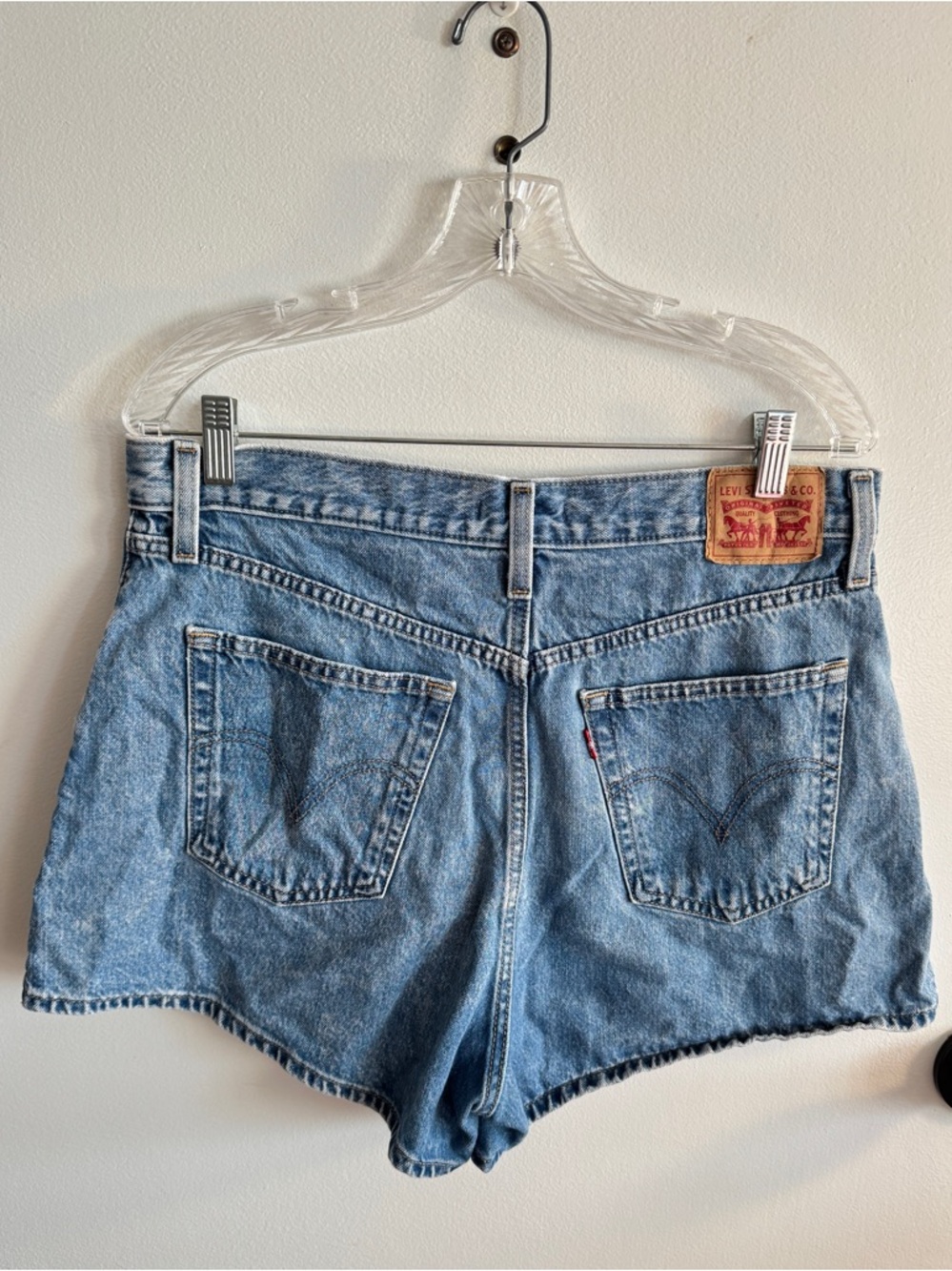 Levi’s Women’s High Waisted Mom Denim Shorts Medium Wash Size 32 - Picture 3 of 3